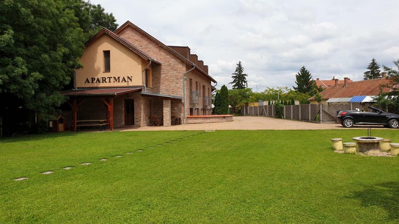 Gyulai-Fuerdo-Apartman Ii. Exteriör bild