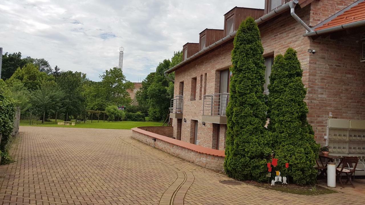 Gyulai-Fuerdo-Apartman Ii. Exteriör bild